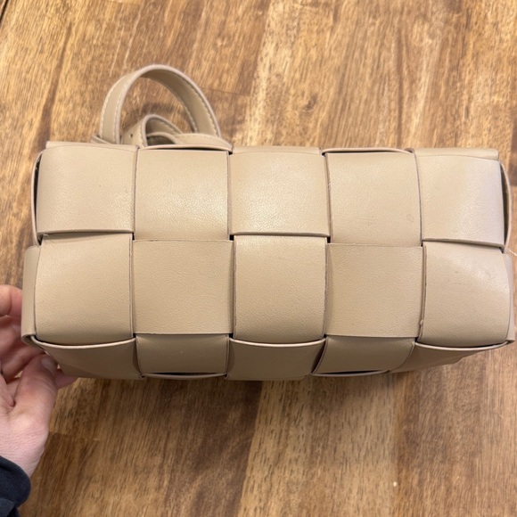 Elegant Beige Woven Crossbody Bag - Picture 4 of 7